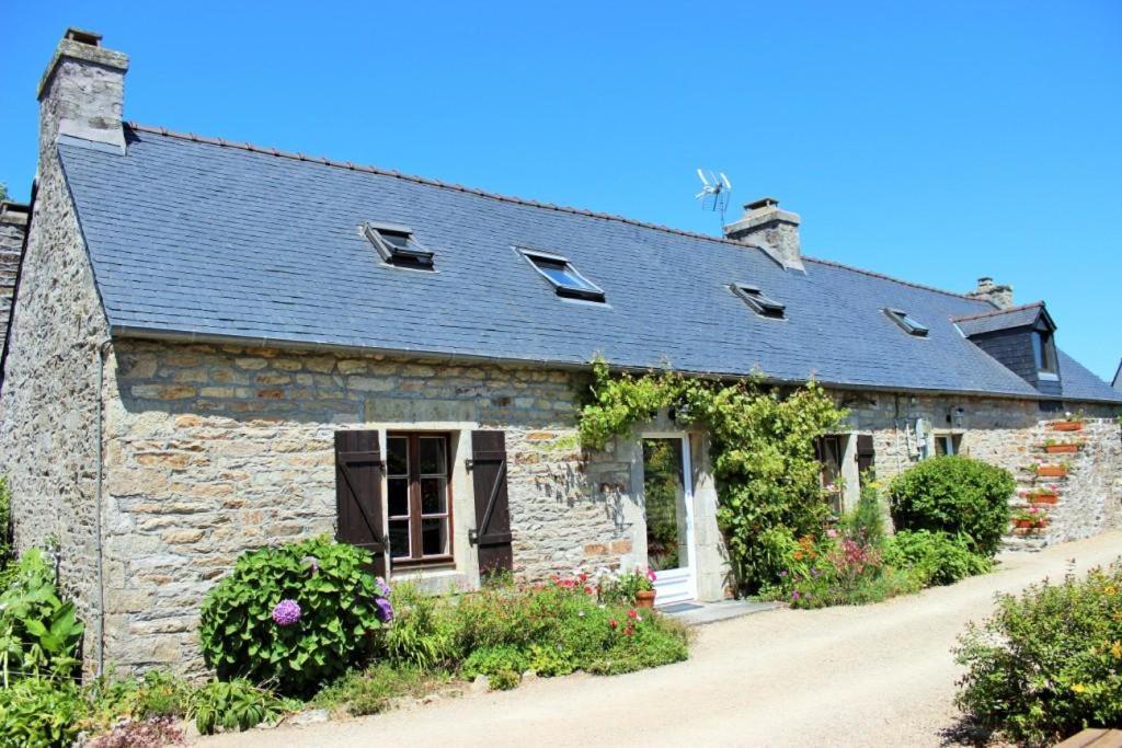 Sue'S Cottages Pleuven Kültér fotó